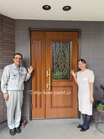 木製玄関ドア塗装・新宿.お客様と記念撮影