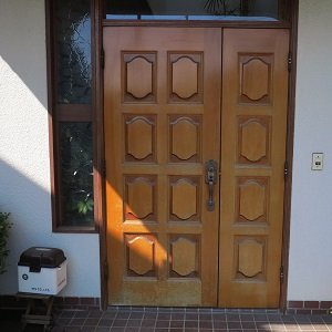 八王子市のヤマハ製玄関ドアの再塗装前