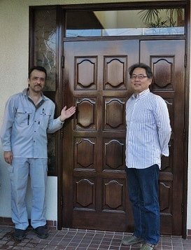 八王子市のヤマハ製玄関ドア再塗装後、お客様と記念撮影