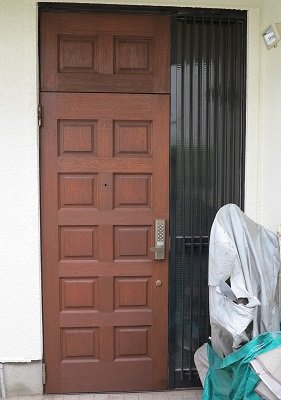 葛飾区他社職人が中途半端にした玄関ドアの塗装