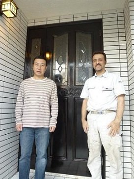 目黒区の海外製木製玄関ドア再塗装後、お客様と記念撮影