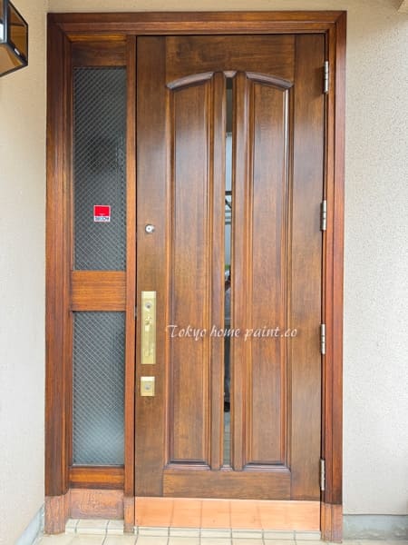 再塗装が完了した木製玄関ドア
