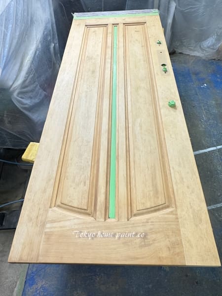 下地処理が完了した木製玄関ドア