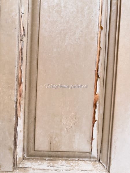塗膜除去後も油染みが残る木製玄関ドア