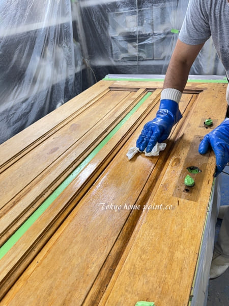 染み抜き後も調整が必要な木製玄関ドア