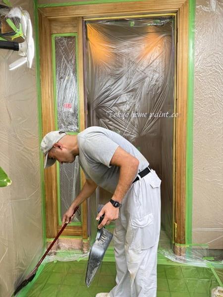 現場で施工した木製玄関ドアの枠部分