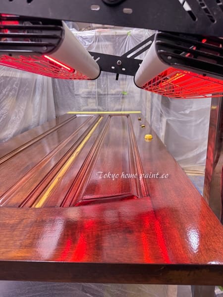 塗装後に乾燥と硬化を行う木製玄関ドア