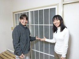 室内の木製ドアと格子の塗装完了後、お客様と記念撮影