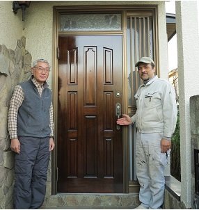 ヤマハ製木製玄関ドアのウレタン塗装完了後、お客様と記念撮影