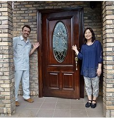 スウェーデンドア再塗装後、お客様と記念撮影