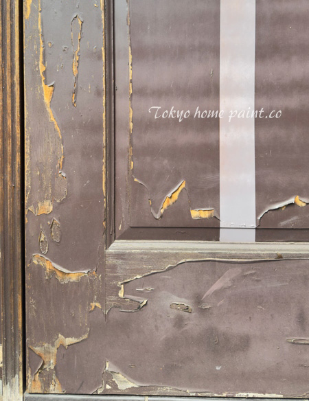 再塗装可能に見えますが、経験上、このドアは現場で施工不可能