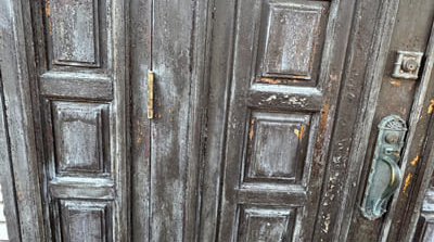 貴重な木製ドアを修復しました