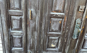 貴重な木製ドア塗装・世田谷