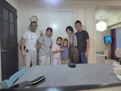 清瀬市の室内ドアと建具の塗装完了後、ご家族と記念撮影