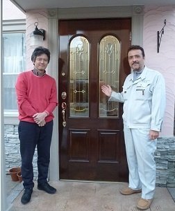 杉並区のスウェーデンドア再塗装後、お客様と記念撮影