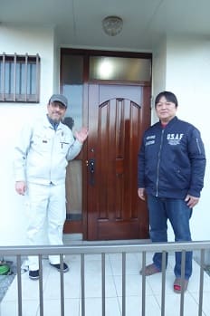 所沢市のヤマハ製玄関ドア再塗装後、お客様と記念撮影